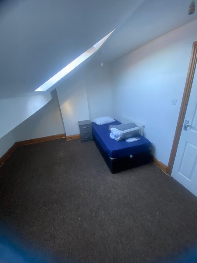 Spacious Attic Room on Newton Road – Bright & Private